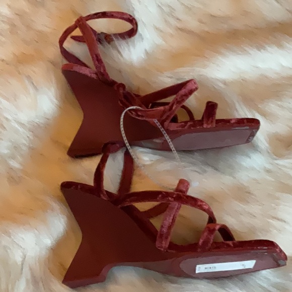 NWT- Gianni Bini Crushed Velvet Heels - Picture 3 of 6